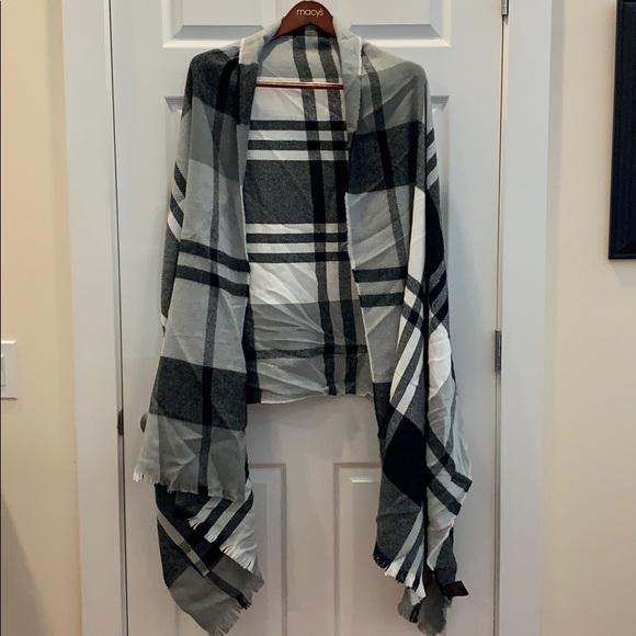 🟡 Black and White Plaid Shaw - Picture 2 of 5